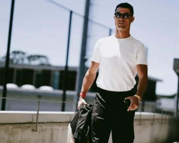 百家乐下载(中国) 帅气！41岁C罗戴墨镜抵达考试营：开启第6次寰宇杯之旅 志在夺冠